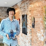 独創性豊かな作品と藤井のぶおさん＝洲本図書館