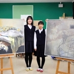 全国総合文化祭に出品する山下咲楽さん（左）と石田萌衣さんと作品＝洲本高校