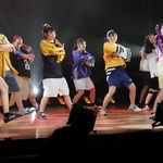 感情を込めて踊る洲本高校ミュージックダンス部の生徒＝洲本市文化体育館