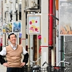 商店街を飾る絵画作品＝洲本市本町７