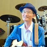 高齢者の喜怒哀楽を歌う柏木英樹さん＝タイヨー珈琲