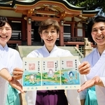 「淡路島女神めぐり御朱印」を手に笑顔の（左から）浦上直子さん、宮川新子さん、市原愛さん＝洲本市由良３
