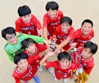 「バーモントカップ」の淡路予選を３連覇したダイナマイト．Ｗ．Ｆ．Ｃ．ｊｒの選手たち＝志筑小学校