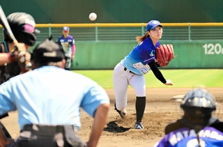 力投する先発の加川晴菜投手＝淡路佐野運動公園