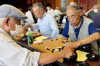 真剣な表情で対局に臨む愛好家＝五色中央公民館