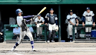 六回裏２死二塁、淡路三原の池田啓起主将（左）が左前に勝ち越しタイムリーを放つ＝明石トーカロ球場