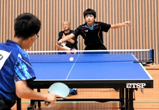 卓球男子シングルで熱戦を繰り広げる選手＝南あわじ市文化体育館