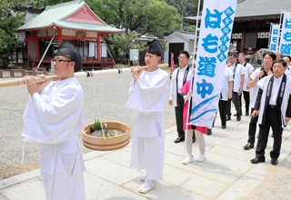 ハモを担いで「はも道中」の出立式に臨む関係者＝洲本市山手２