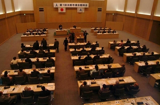淡路市議会初の臨時会＝２００５年４月、県立淡路夢舞台国際会議場