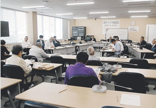 市民との対話の場として、市議会が開いたまちづくり座談会＝淡路市役所