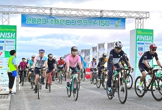 ２年前の「淡路島ロングライド１５０」でスタートする参加者＝淡路市夢舞台