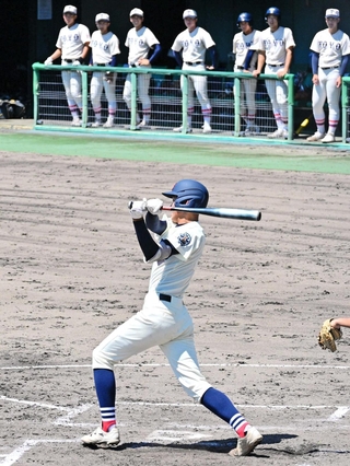 東洋大姫路と対戦し、３回表２死一、三塁の場面で左前適時打を放つ洲本の千葉功大選手＝姫路市ウインク