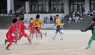 相手チームの守備を破り、シュートを決める一宮チームの選手＝南淡中学校