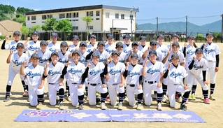 夏の全国大会に挑む女子硬式野球部のメンバー＝蒼開高校