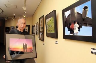 コンテスト受賞作などを展示した近藤和敏さん＝グランドニッコー淡路
