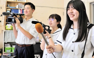 全国大会に番組を出品する（左から）原頭侑大さん、道上遥さん、桝井せりなさん＝淡路三原高校