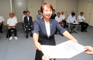 淡路市議選の当選証書を受け取る村田沙織氏＝淡路市役所