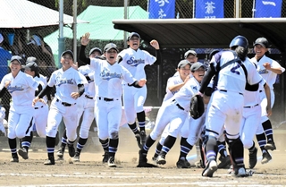 佐久長聖戦で、劇的なサヨナラ勝ちに大喜びでベンチを飛び出す蒼開ナイン＝淡路佐野運動公園