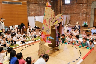 大きな「力士」が土俵で戦った紙相撲大会＝洲本市塩屋１