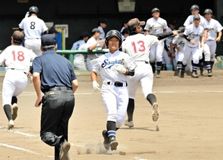 無安打の蒼開は７回裏、最後の打者・松浦呼春選手が一ゴロに倒れゲームセット＝丹波市・春日スタジアム