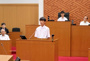 提案を発表する高校生＝洲本市議会議場