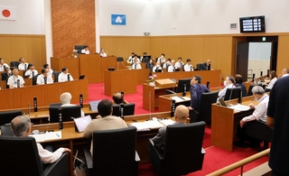 第三委員会の再設置が採決された市議会臨時会＝洲本市本町３