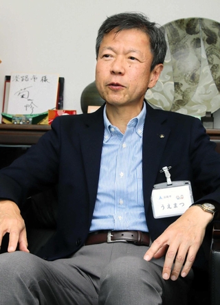 抱負などを語る淡路市の植松浩二副市長＝淡路市役所