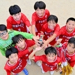 「バーモントカップ」の淡路予選を３連覇したダイナマイト．Ｗ．Ｆ．Ｃ．ｊｒの選手たち＝志筑小学校