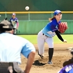 力投する先発の加川晴菜投手＝淡路佐野運動公園