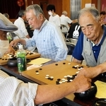 真剣な表情で対局に臨む愛好家＝五色中央公民館