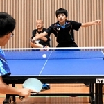 卓球男子シングルで熱戦を繰り広げる選手＝南あわじ市文化体育館