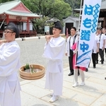 ハモを担いで「はも道中」の出立式に臨む関係者＝洲本市山手２