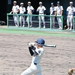 東洋大姫路と対戦し、３回表２死一、三塁の場面で左前適時打を放つ洲本の千葉功大選手＝姫路市ウインク