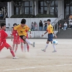 相手チームの守備を破り、シュートを決める一宮チームの選手＝南淡中学校