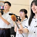 全国大会に番組を出品する（左から）原頭侑大さん、道上遥さん、桝井せりなさん＝淡路三原高校