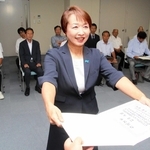 淡路市議選の当選証書を受け取る村田沙織氏＝淡路市役所