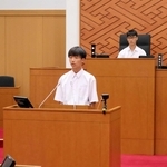 提案を発表する高校生＝洲本市議会議場