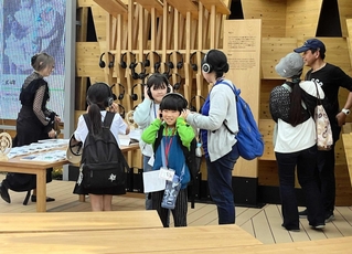 大阪・関西万博を楽しむ沼島小学校の児童ら＝大阪市此花区の夢洲（沼島小学校提供）