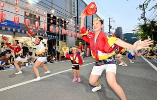 元気な踊りを披露する「おどり大会」の参加者＝洲本市本町５（撮影・内田世紀）