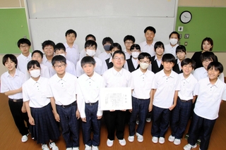 河川功労者表彰を受けた三原中学校理科部の生徒ら＝南あわじ市市十一ケ所