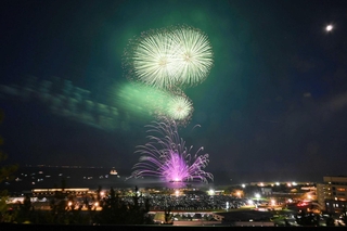 筒の中で爆発したとみられる花火（下方）（淡路市提供）