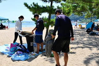 海水浴場が閉鎖となり、テントなどを片付ける家族連れ＝洲本市の大浜海水浴場（撮影・内田世紀）
