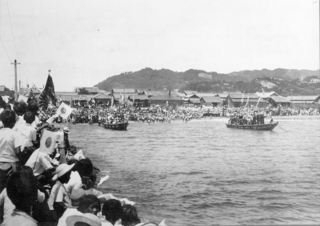 日の丸などを振り出征兵士を見送る人々（淡路市志筑、１９３７年、「淡路島今昔写真集」より）