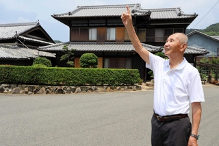 当時見た鮎原空襲の光景を思い出して語る大傍堅至さん＝洲本市五色町鮎原南谷