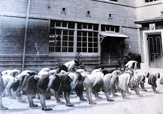 ご真影を奉拝する沼島小学校の児童ら（１９４４年撮影、沼島地区公民館所蔵）