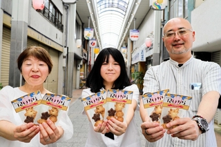 新商品「なぎさのはいからクッキー」を作った（左から）山田裕美さん、岩尾凪紗さん、別府一樹さん＝洲本市本町６