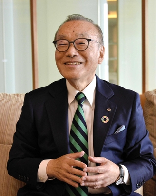 旭日小綬章受章のインタビューで喜びを語る木下紘一氏＝２０２２年４月２７日、洲本市小路谷、ホテルニューアワジ