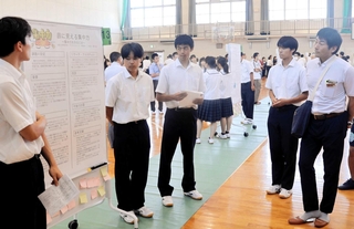 市役所職員らにプレゼンテーションをする淡路三原高校の生徒＝淡路三原高校