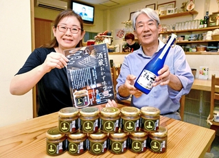 「酒蔵おかず味噌」の完成を喜ぶ広狩ふじ子さん（左）と上野山善彦さん＝洲本市本町６