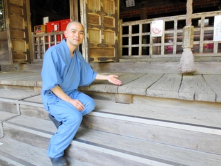 改修で張り替える縁板を示す岡崎哲英住職＝洲本市上内膳